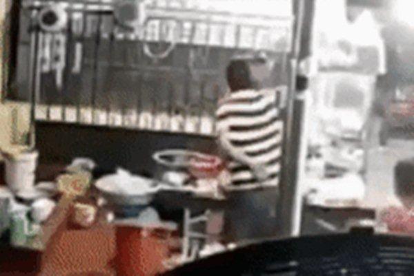 Hà Nội: Cô gái trẻ lao ra giữa phố chặn ô tô, hành hung người đi đường-2