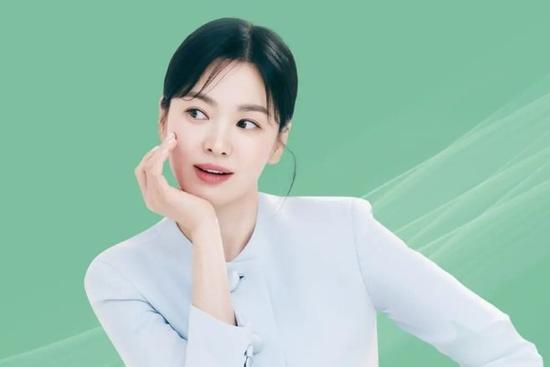 Song Hye Kyo khoe vẻ đẹp mặn mà với tóc đen đơn giản