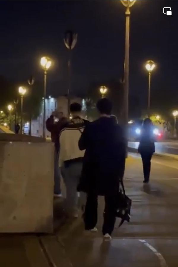 Báo Hàn xác nhận Jennie hẹn hò V (BTS) công khai giữa lòng Paris-3