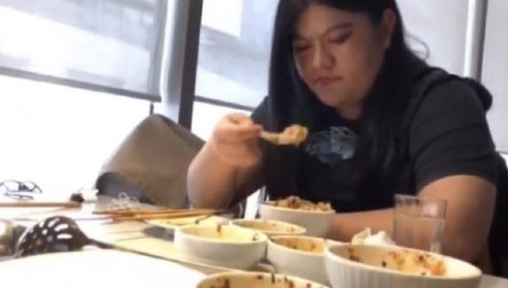 Quen qua mạng, chàng trai sụp đổ khi gặp bạn gái có vẻ đẹp sắc sảo ở ngoài đời-2