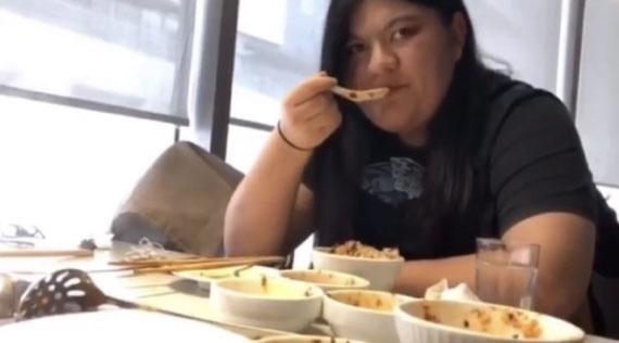 Quen qua mạng, chàng trai sụp đổ khi gặp bạn gái có vẻ đẹp sắc sảo ở ngoài đời-3