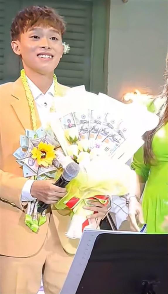 Choáng với cát-xê và quà Hồ Văn Cường nhận được-1