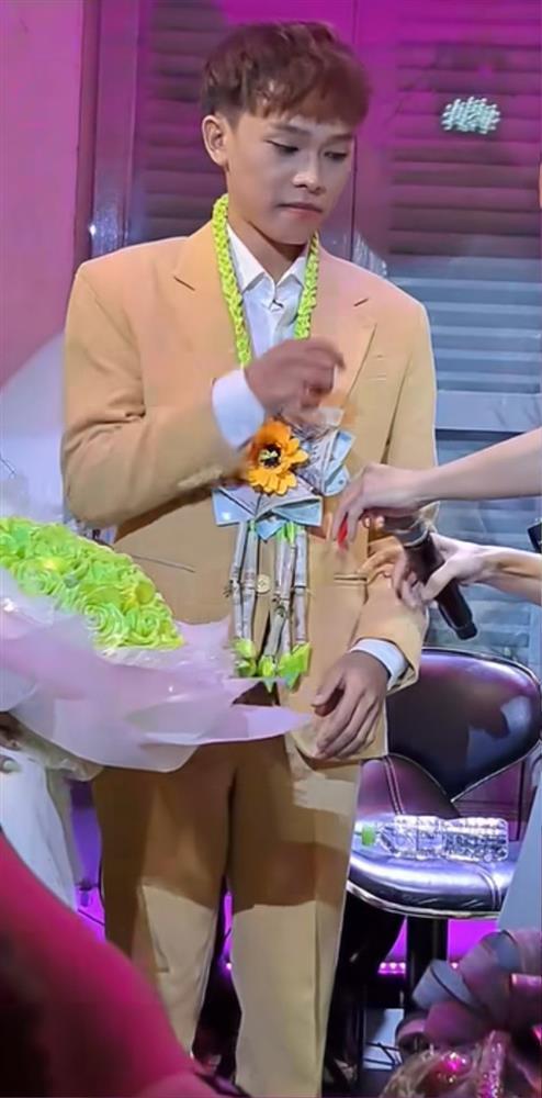 Choáng với cát-xê và quà Hồ Văn Cường nhận được-3