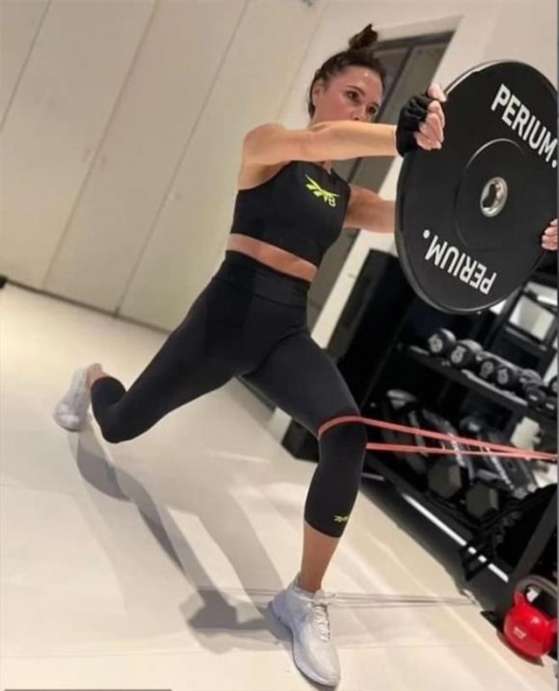 Victoria Beckham khoe dáng sành điệu ở tuổi U50-4