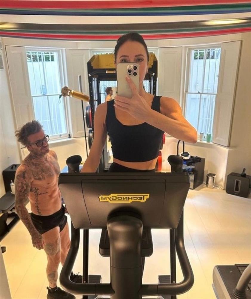 Victoria Beckham khoe dáng sành điệu ở tuổi U50-6