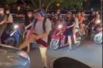 Hà Nội: Cô gái trẻ lao ra giữa phố chặn ô tô, hành hung người đi đường