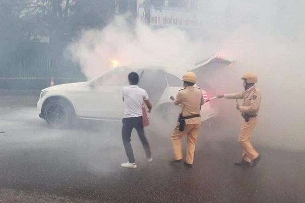 Đỗ ô tô dưới nắng nóng Hà Nội, đồ trong xe hấp thụ nhiệt lên 84 độ-5