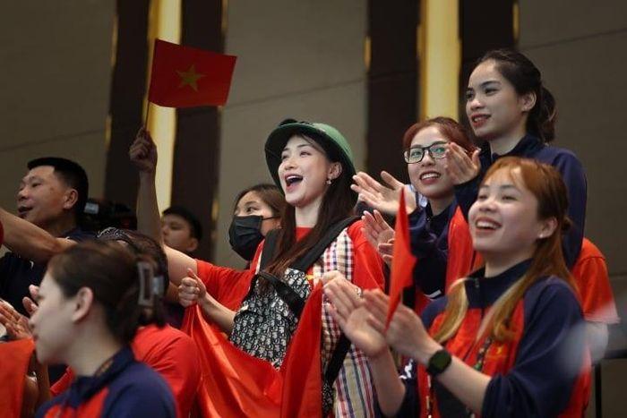 Hòa Minzy đội mũ cối cổ vũ tại SEA Games 32 gây sốt với khán giả quốc tế-1