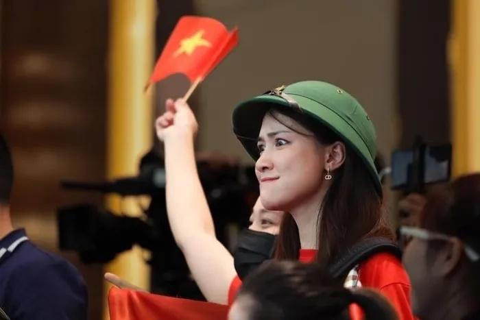 Hòa Minzy đội mũ cối cổ vũ tại SEA Games 32 gây sốt với khán giả quốc tế-2