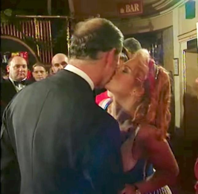 Vua Charles gặp lại nữ ca sĩ sau nụ hôn nổi tiếng 26 năm trước-2