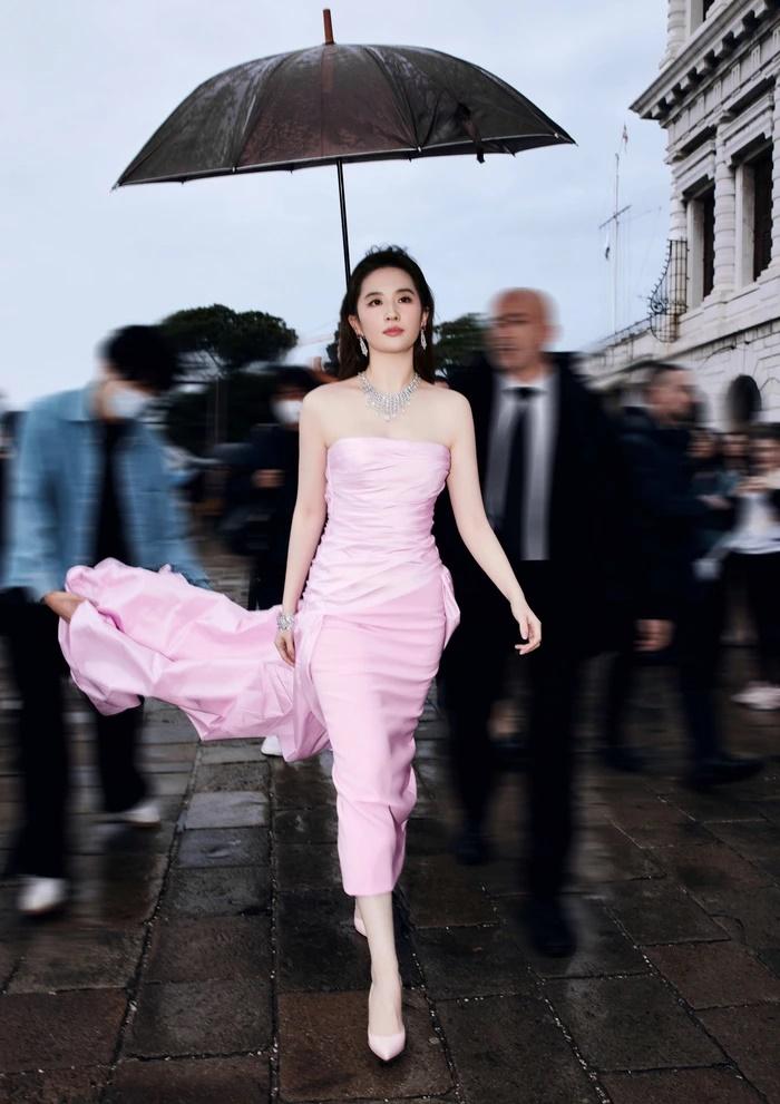 Mỹ nhân Cbiz đẹp xuất sắc khi che ô: Lưu Diệc Phi - Châu Tấn thần thái-1