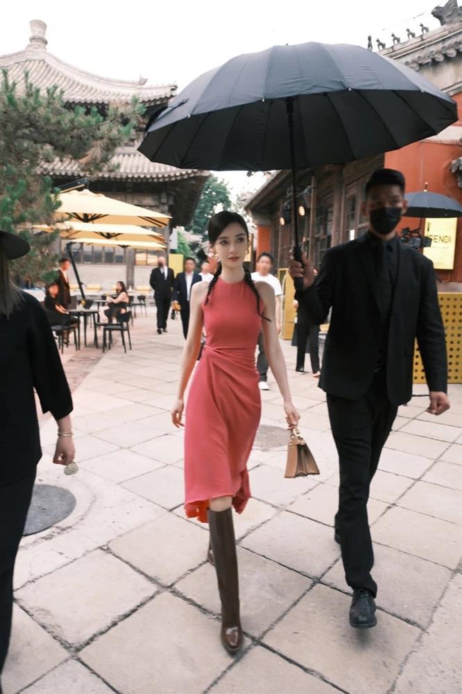 Mỹ nhân Cbiz đẹp xuất sắc khi che ô: Lưu Diệc Phi - Châu Tấn thần thái-2