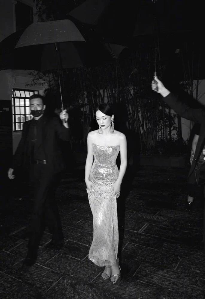 Mỹ nhân Cbiz đẹp xuất sắc khi che ô: Lưu Diệc Phi - Châu Tấn thần thái-3