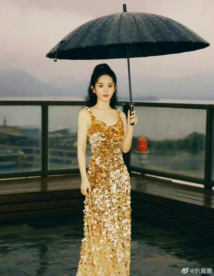 Mỹ nhân Cbiz đẹp xuất sắc khi che ô: Lưu Diệc Phi - Châu Tấn thần thái-6