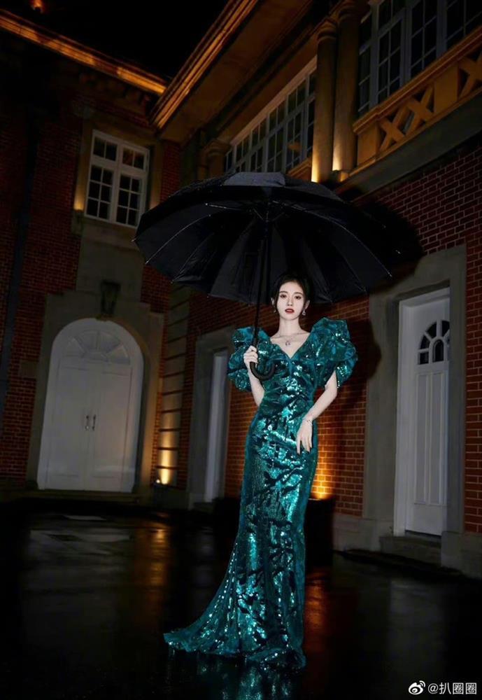 Mỹ nhân Cbiz đẹp xuất sắc khi che ô: Lưu Diệc Phi - Châu Tấn thần thái-7