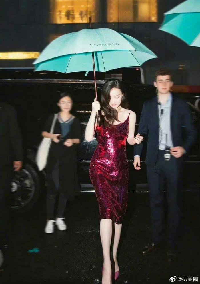 Mỹ nhân Cbiz đẹp xuất sắc khi che ô: Lưu Diệc Phi - Châu Tấn thần thái-8