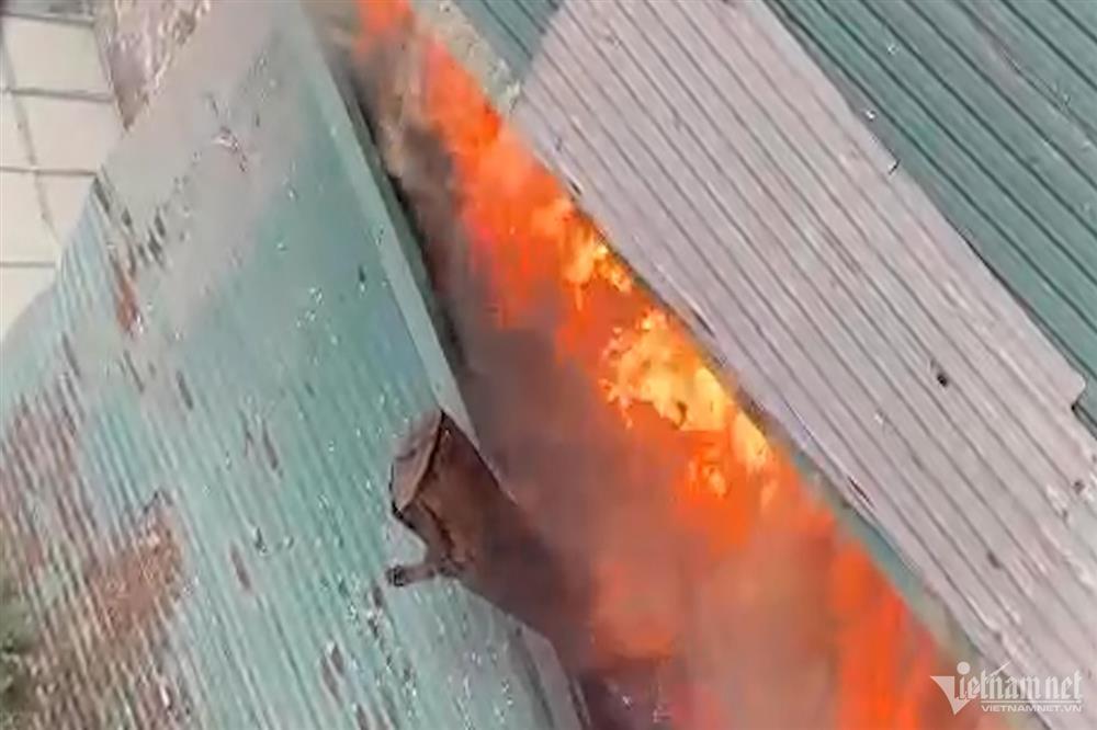 Hà Nội: Cháy trong khu dân cư, khói đen bốc cao hàng chục mét-1