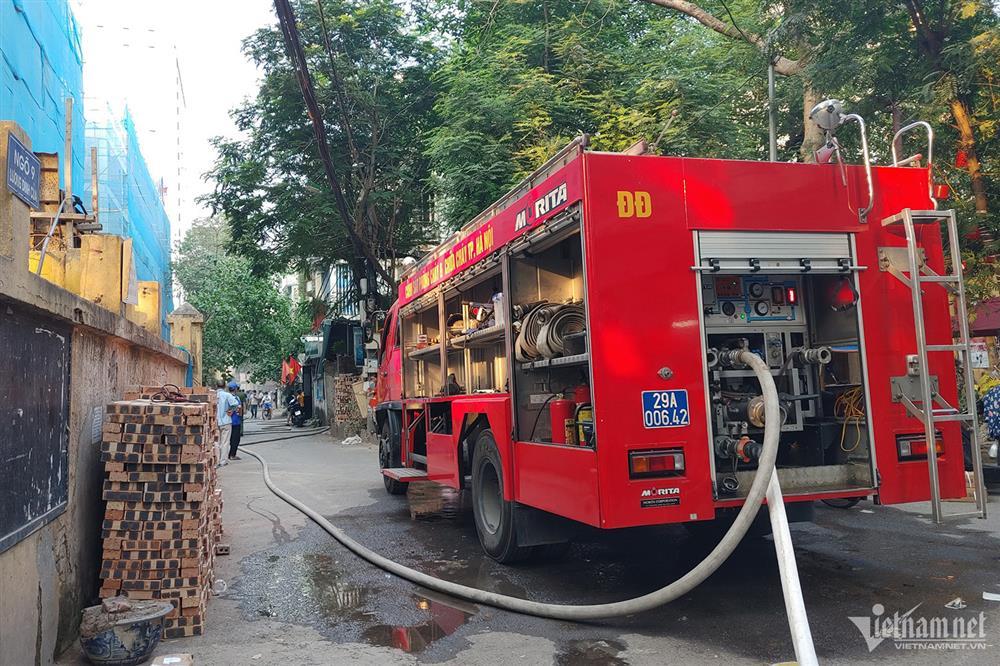 Hà Nội: Cháy trong khu dân cư, khói đen bốc cao hàng chục mét-3