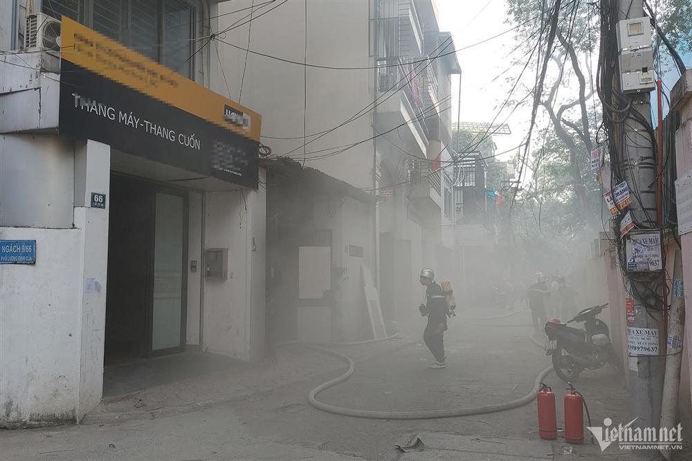 Hà Nội: Cháy trong khu dân cư, khói đen bốc cao hàng chục mét-2