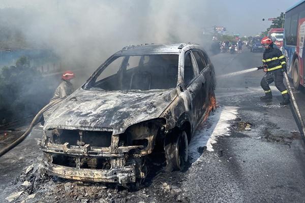 Cháy quán cà phê ở phố cổ Hà Nội, cửa kính nổ vỡ vụn-2