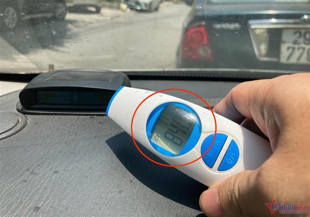 Đỗ ô tô dưới nắng nóng Hà Nội, đồ trong xe hấp thụ nhiệt lên 84 độ-3