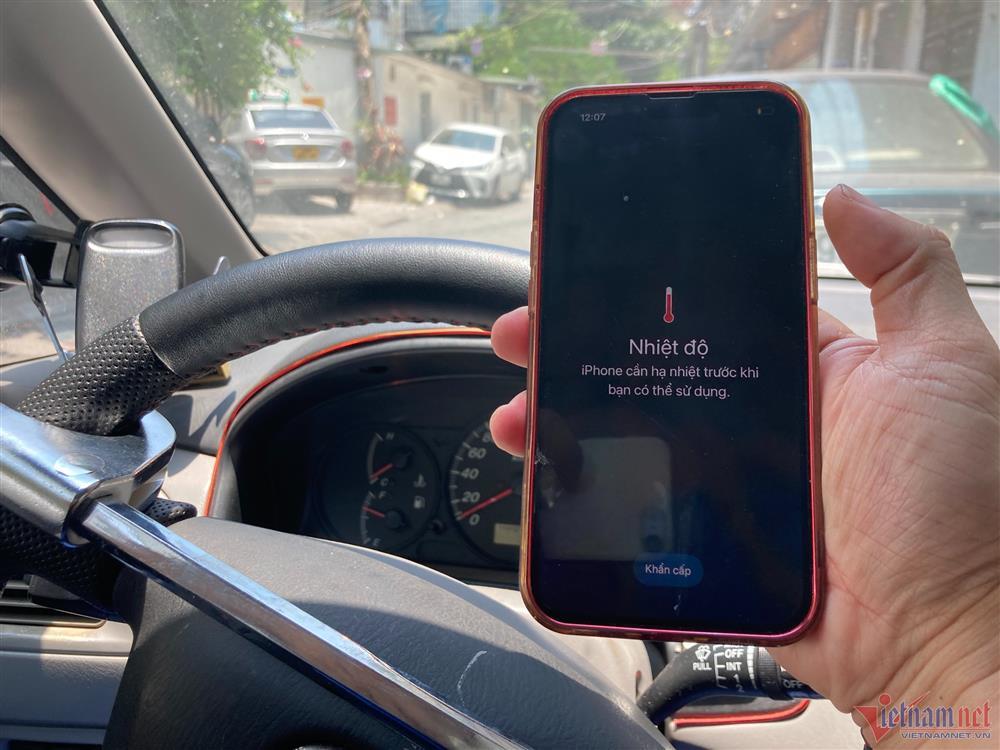 Đỗ ô tô dưới nắng nóng Hà Nội, đồ trong xe hấp thụ nhiệt lên 84 độ-2