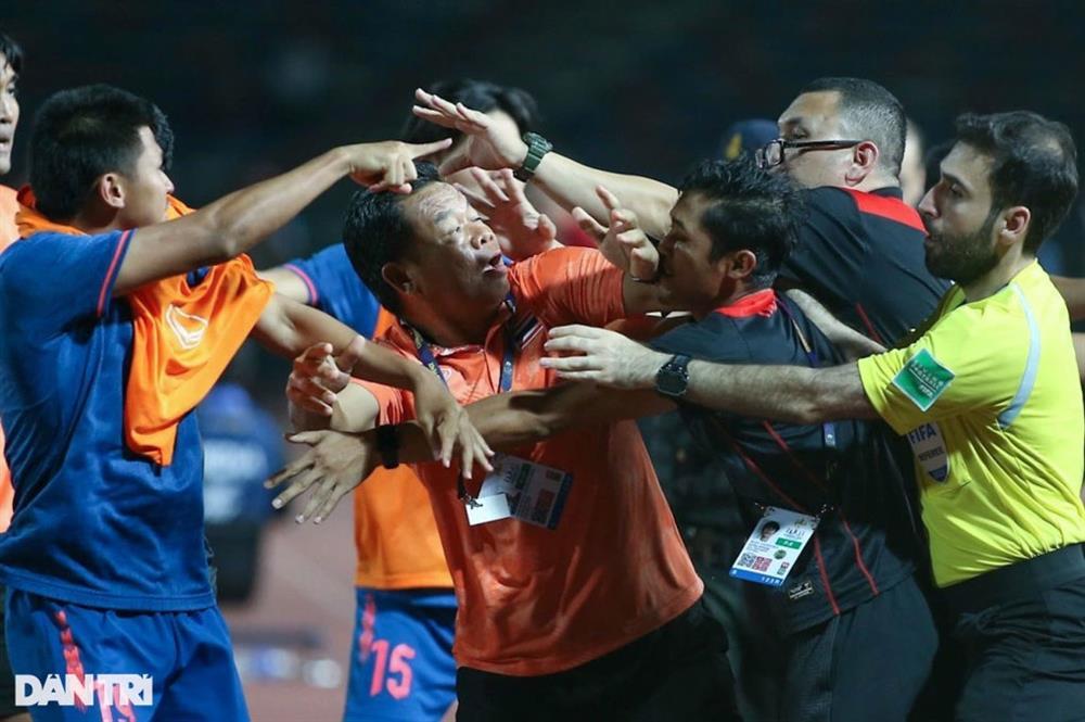 Phó Chủ tịch Liên đoàn bóng đá Thái Lan từ chức sau vụ hỗn chiến-2