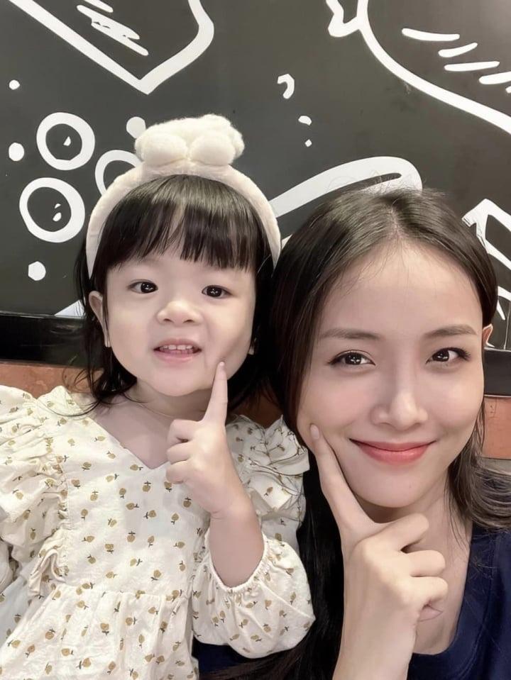 Á hậu Trương Mỹ Nhân được bạn trai cầu hôn sau 5 năm bên nhau-2