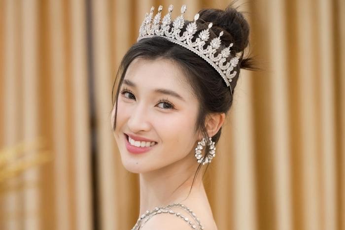 Á hậu Phương Nhi phản hồi tin đồn thôi học ở Đại học Luật Hà Nội-4