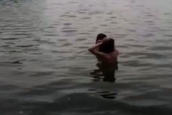 2 người 'tắm tiên' tại hồ Gươm bị xử lý