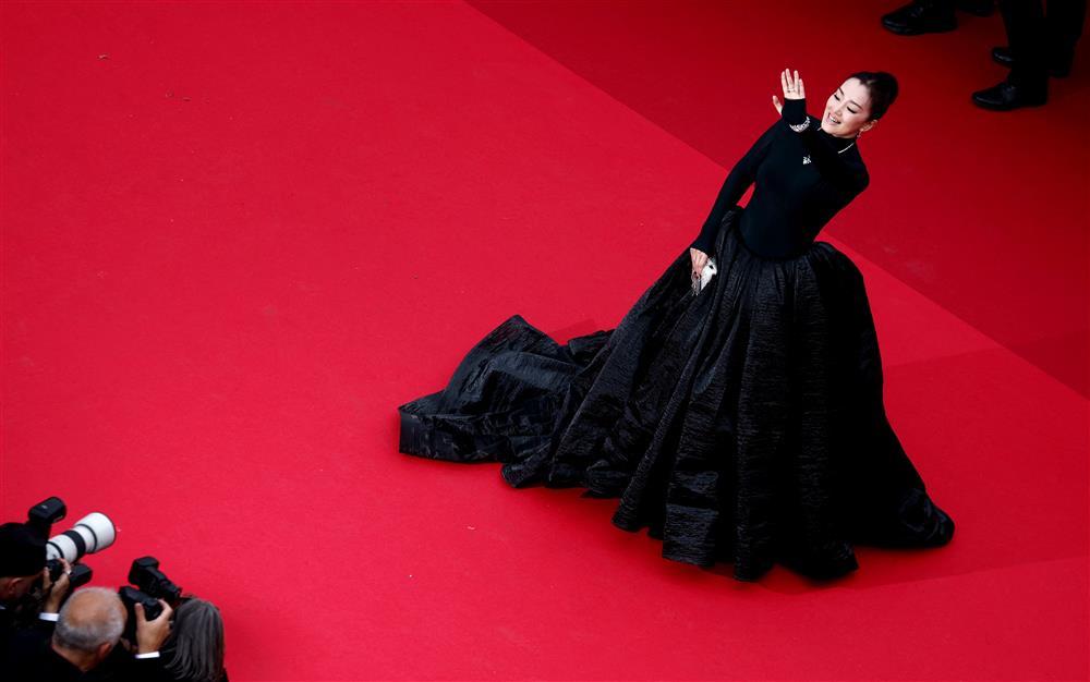 Củng Lợi nắm chặt tay chồng Tây hơn 17 tuổi trên thảm đỏ Cannes-1