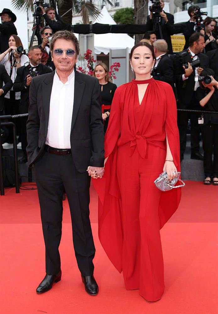 Củng Lợi nắm chặt tay chồng Tây hơn 17 tuổi trên thảm đỏ Cannes-2