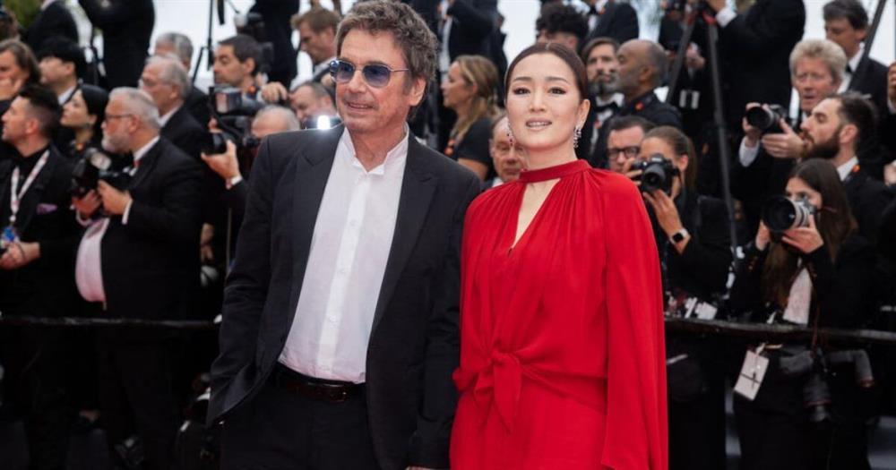 Củng Lợi nắm chặt tay chồng Tây hơn 17 tuổi trên thảm đỏ Cannes-3