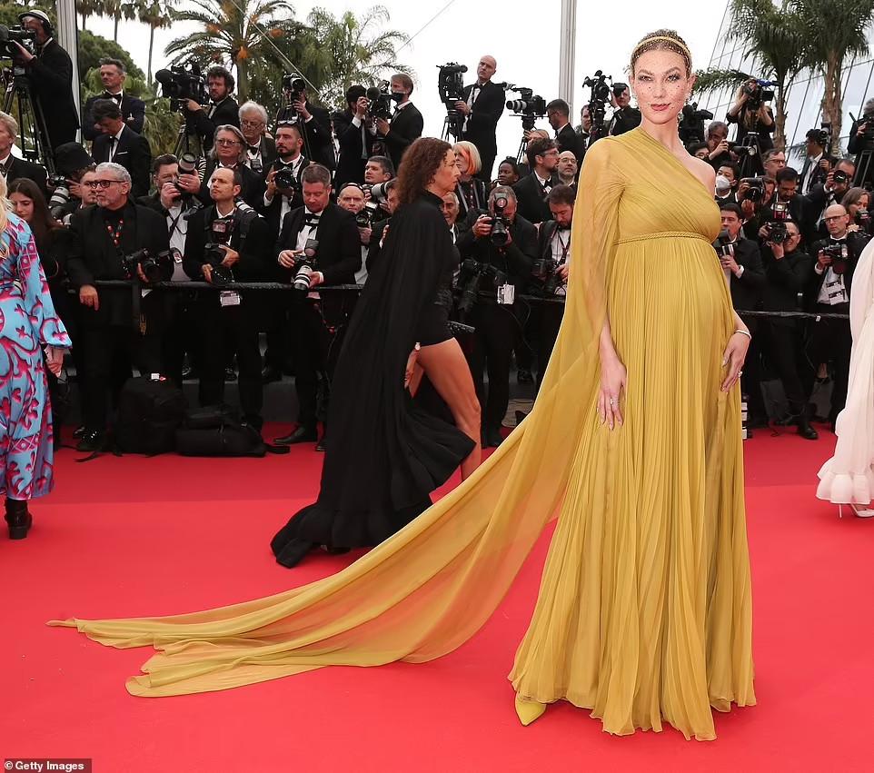 Củng Lợi nắm chặt tay chồng Tây hơn 17 tuổi trên thảm đỏ Cannes-7