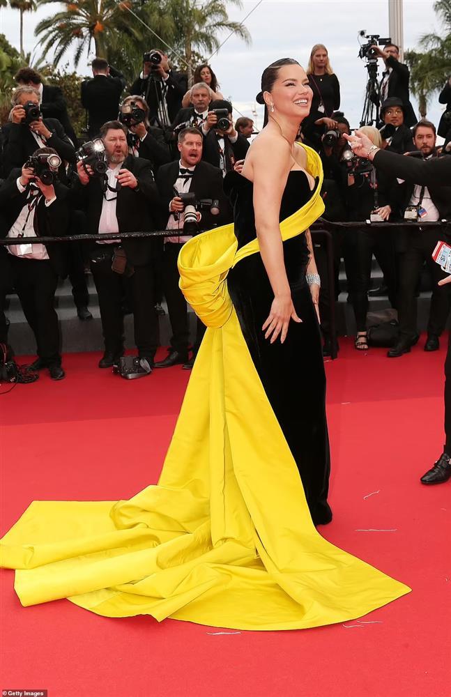 Củng Lợi nắm chặt tay chồng Tây hơn 17 tuổi trên thảm đỏ Cannes-8