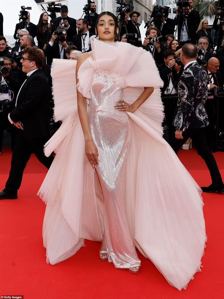 Củng Lợi nắm chặt tay chồng Tây hơn 17 tuổi trên thảm đỏ Cannes-9