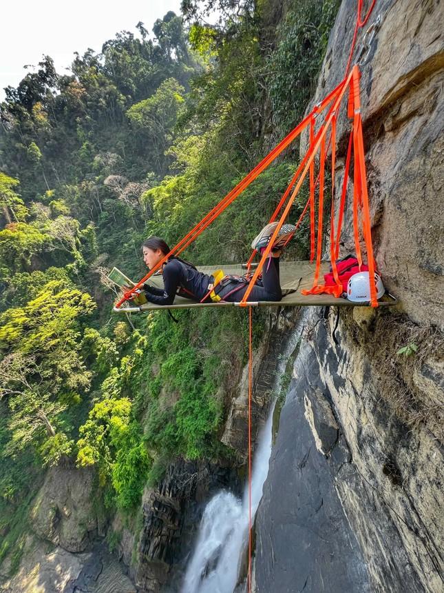 Thót tim cô gái Việt treo dây ngủ qua đêm giữa vách đá dựng đứng-1