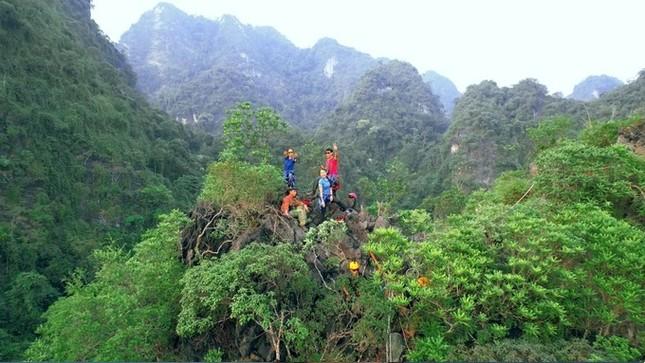 Thót tim cô gái Việt treo dây ngủ qua đêm giữa vách đá dựng đứng-3