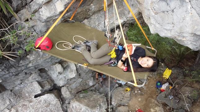 Thót tim cô gái Việt treo dây ngủ qua đêm giữa vách đá dựng đứng-4