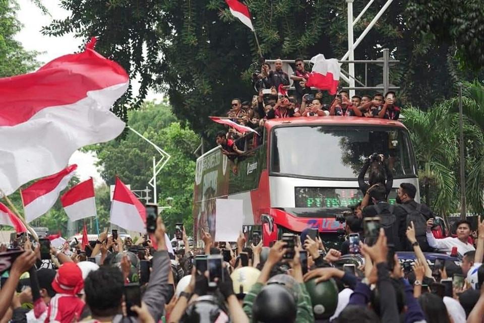 U22 Indonesia diễu hành chưa từng có ăn mừng HCV SEA Games lịch sử-1