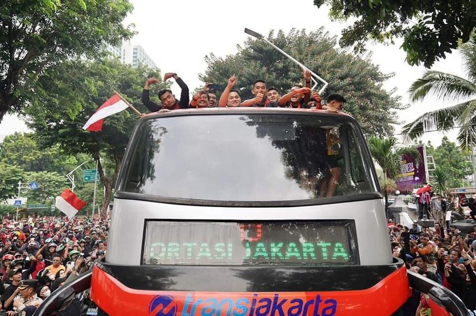 U22 Indonesia diễu hành chưa từng có ăn mừng HCV SEA Games lịch sử-3