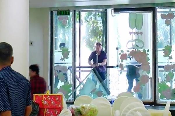 Xuất hiện nhóm người biểu hiện quái dị, đứng quan sát nhà dân nửa tiếng đồng hồ-2