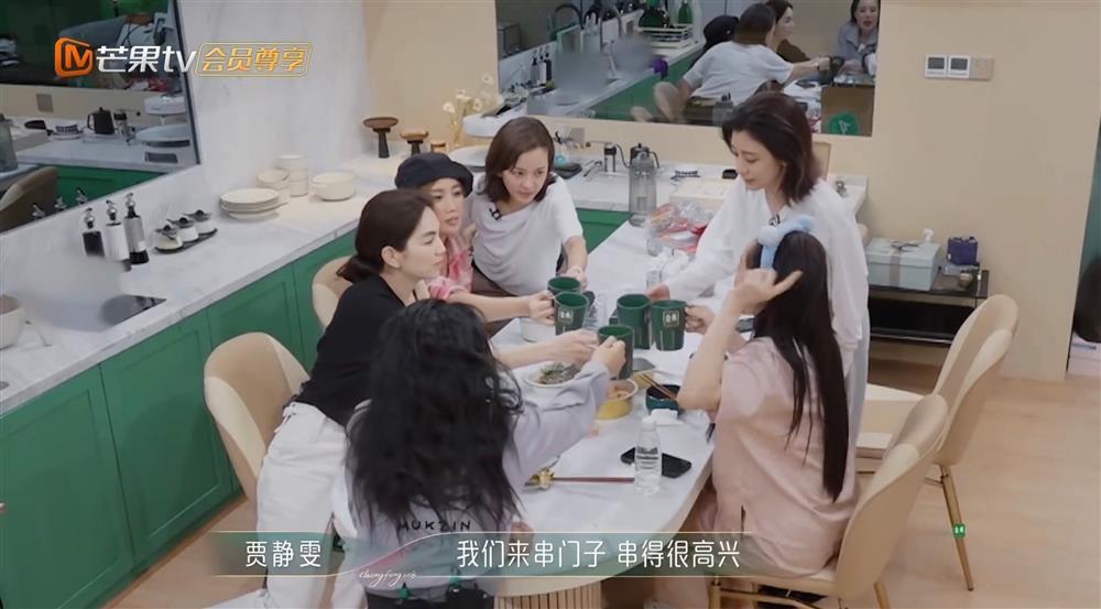 Chi Pu hướng dẫn các tỷ tỷ nhậu theo cách người Việt-3