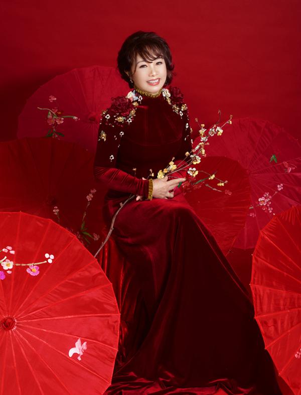 Mẹ ruột Á hậu Thụy Vân: Làm việc ngành y, hỗ trợ con gái nhiều việc-1