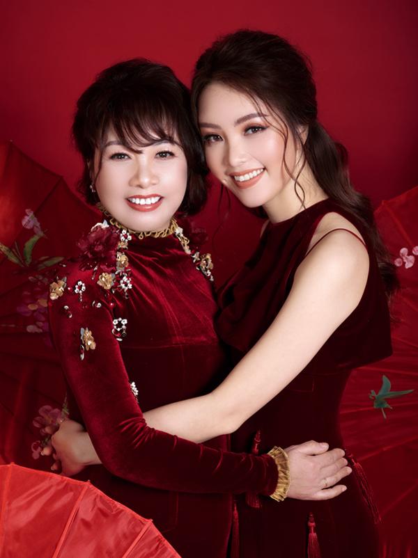 Mẹ ruột Á hậu Thụy Vân: Làm việc ngành y, hỗ trợ con gái nhiều việc-2