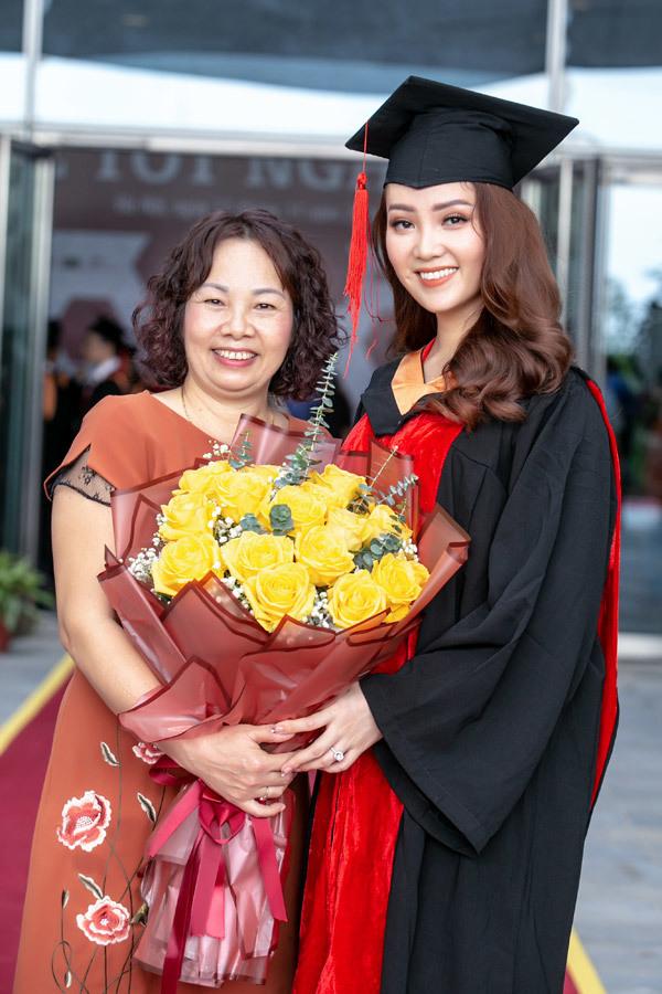 Mẹ ruột Á hậu Thụy Vân: Làm việc ngành y, hỗ trợ con gái nhiều việc-3