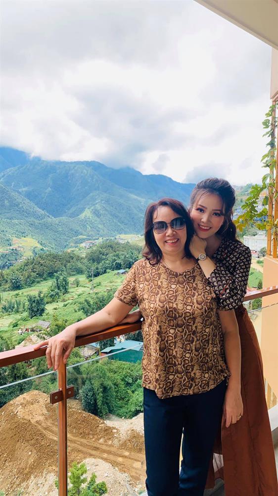 Mẹ ruột Á hậu Thụy Vân: Làm việc ngành y, hỗ trợ con gái nhiều việc-5