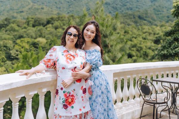 Mẹ ruột Á hậu Thụy Vân: Làm việc ngành y, hỗ trợ con gái nhiều việc-6