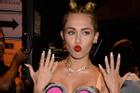 Miley Cyrus trải lòng về khoảng thời gian bị 'ném đá' vì phong cách nổi loạn