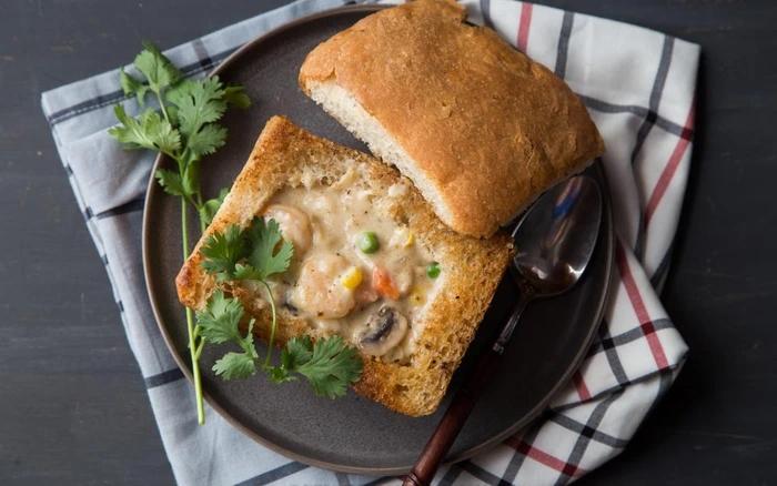 Bánh mì quan tài: Món ăn nghe tên đã sợ, du khách vẫn nườm nượp tìm đến-1